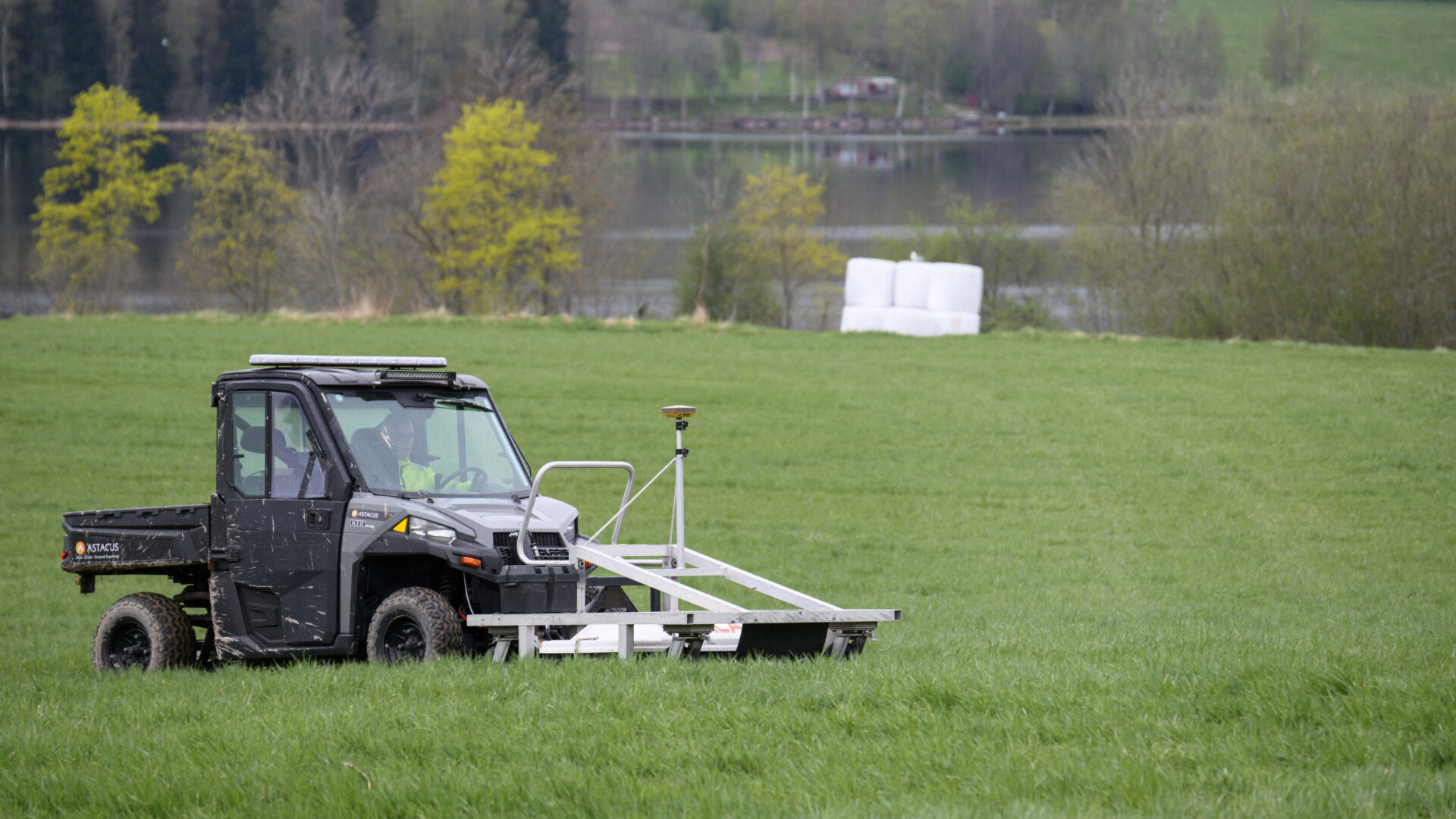 Traktor kör på fält